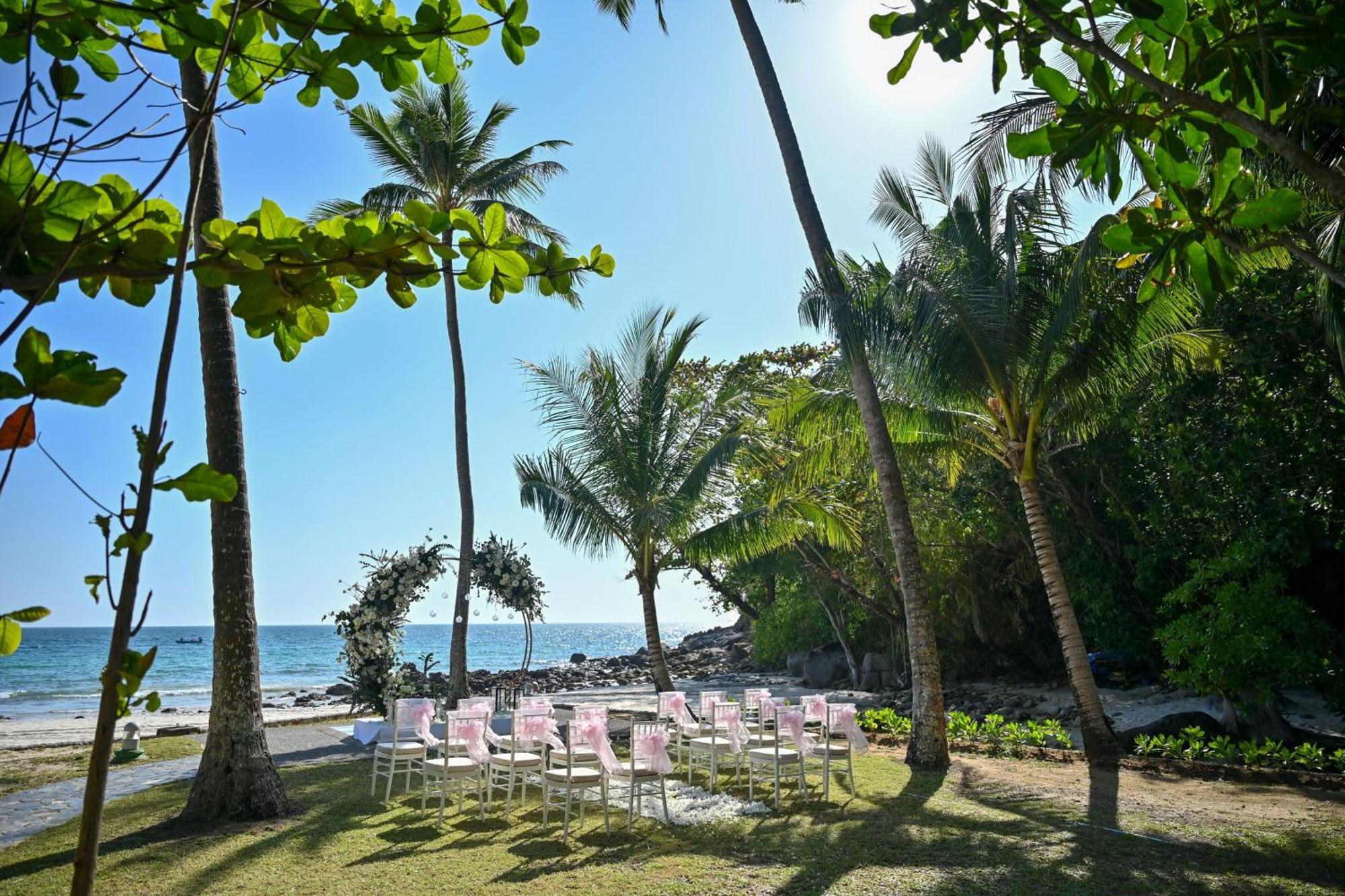 Le Meridien Phuket Beach Resort - Karon Bagian luar foto